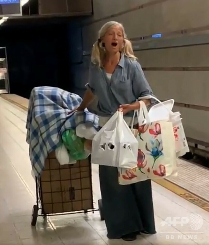 米LAの地下鉄でオペラ歌うホームレス女性、投稿動画に大きな反響