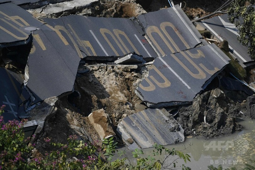 中国で道路崩落、8人死亡 地下鉄駅建設現場の水漏れ影響