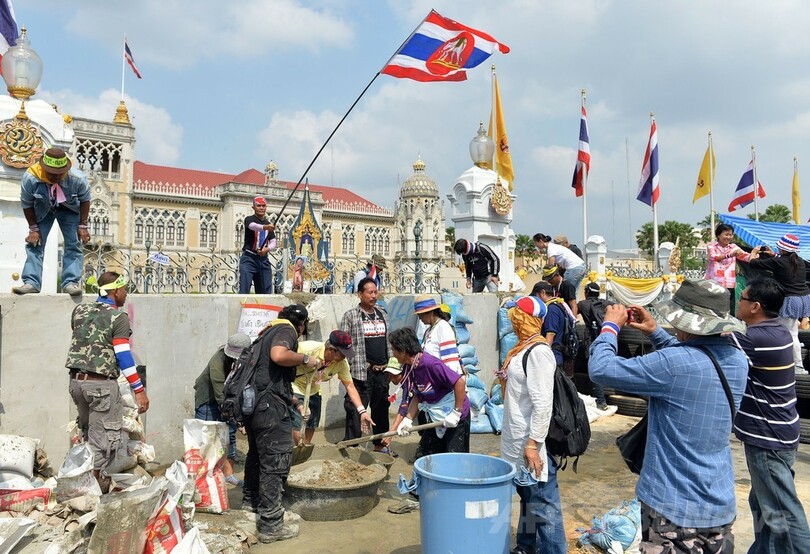 タイ反政府デモ、首相官邸を包囲 排除にも屈せず