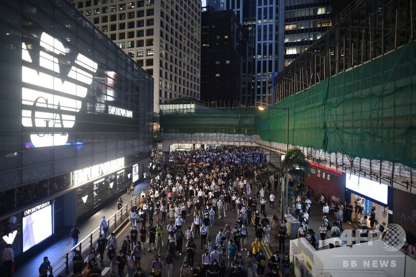 香港デモ隊、中心部にバリケード築く 覆面禁止令制定直後