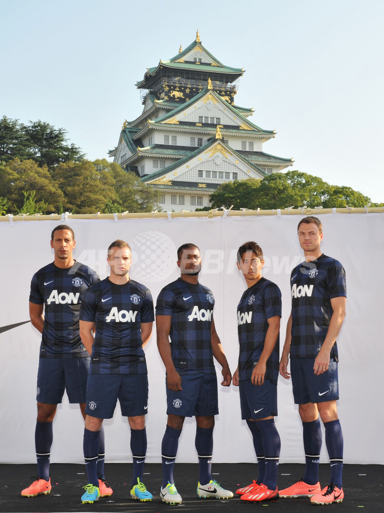 マンU、新シーズンのアウェーユニホームを大阪城でお披露目 写真8枚 国際ニュース：AFPBB News
