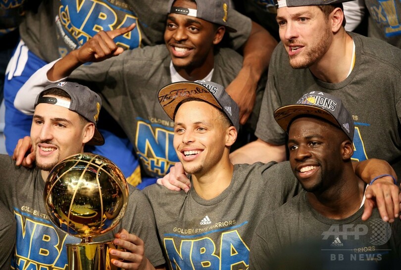 ウォリアーズが40年ぶりにNBAファイナル制覇、キャブスを退ける