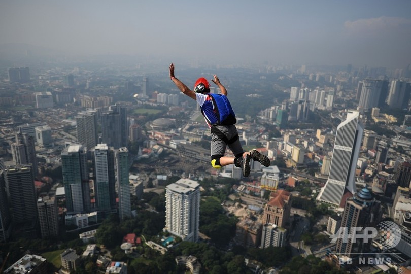 300メートルのタワーからジャンプ 見ている方もドキドキ マレーシア 写真15枚 国際ニュース Afpbb News