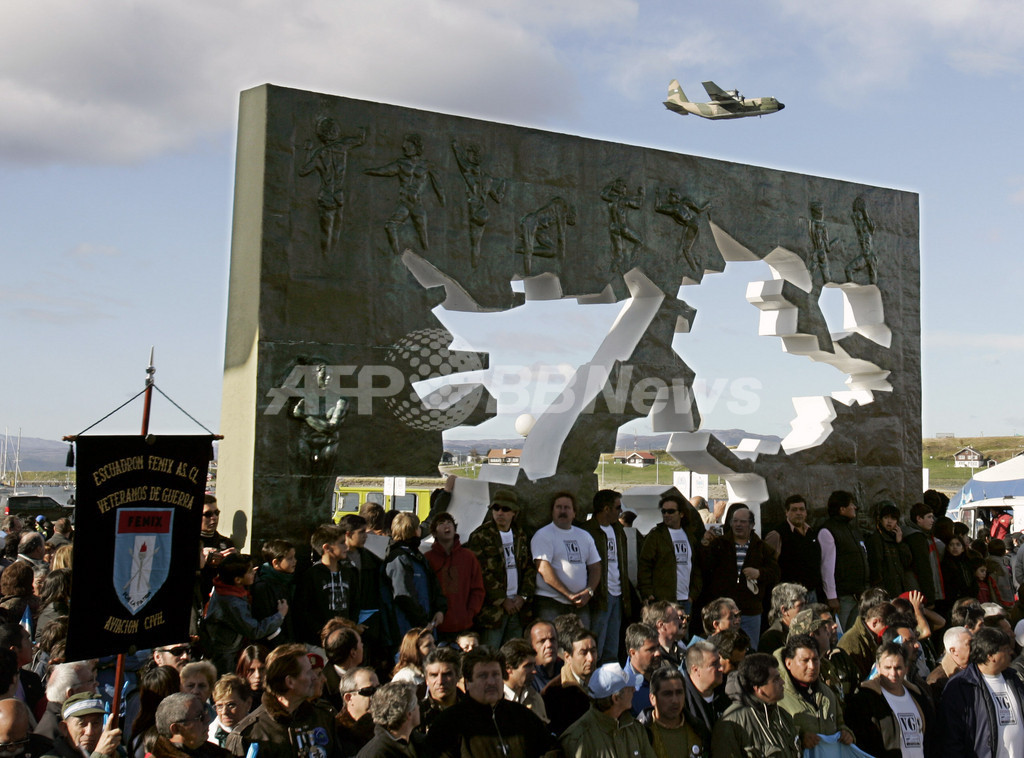 フォークランド紛争開戦25周年 「フォークランドはアルゼンチン領」、チャベス大統領 ベネズエラ 写真3枚 国際ニュース:AFPBB News