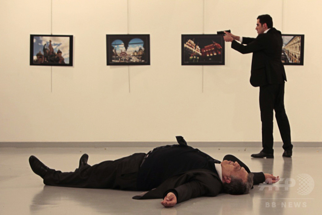 トルコ警官がロシア大使射殺 「アレッポ」「神は偉大」叫ぶ トルコ警官がロシア大使射殺 「アレッポ」「神は偉大」叫ぶ
