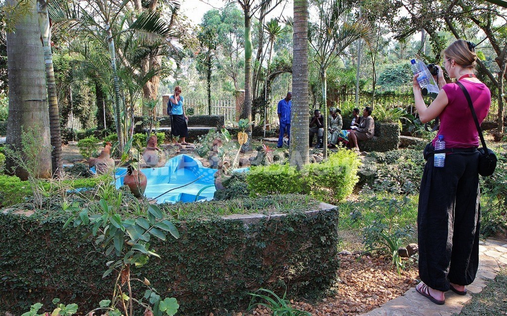 ゴリラ観光ツアーで虐殺記念館も訪問、ルワンダの試み ゴリラ観光ツアーで虐殺記念館も訪問、ルワンダの試み