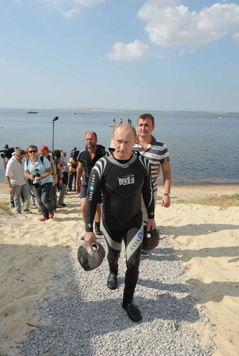 タフガイ」プーチン首相が海底遺跡を探索、6世紀のつぼ発見 写真10枚
