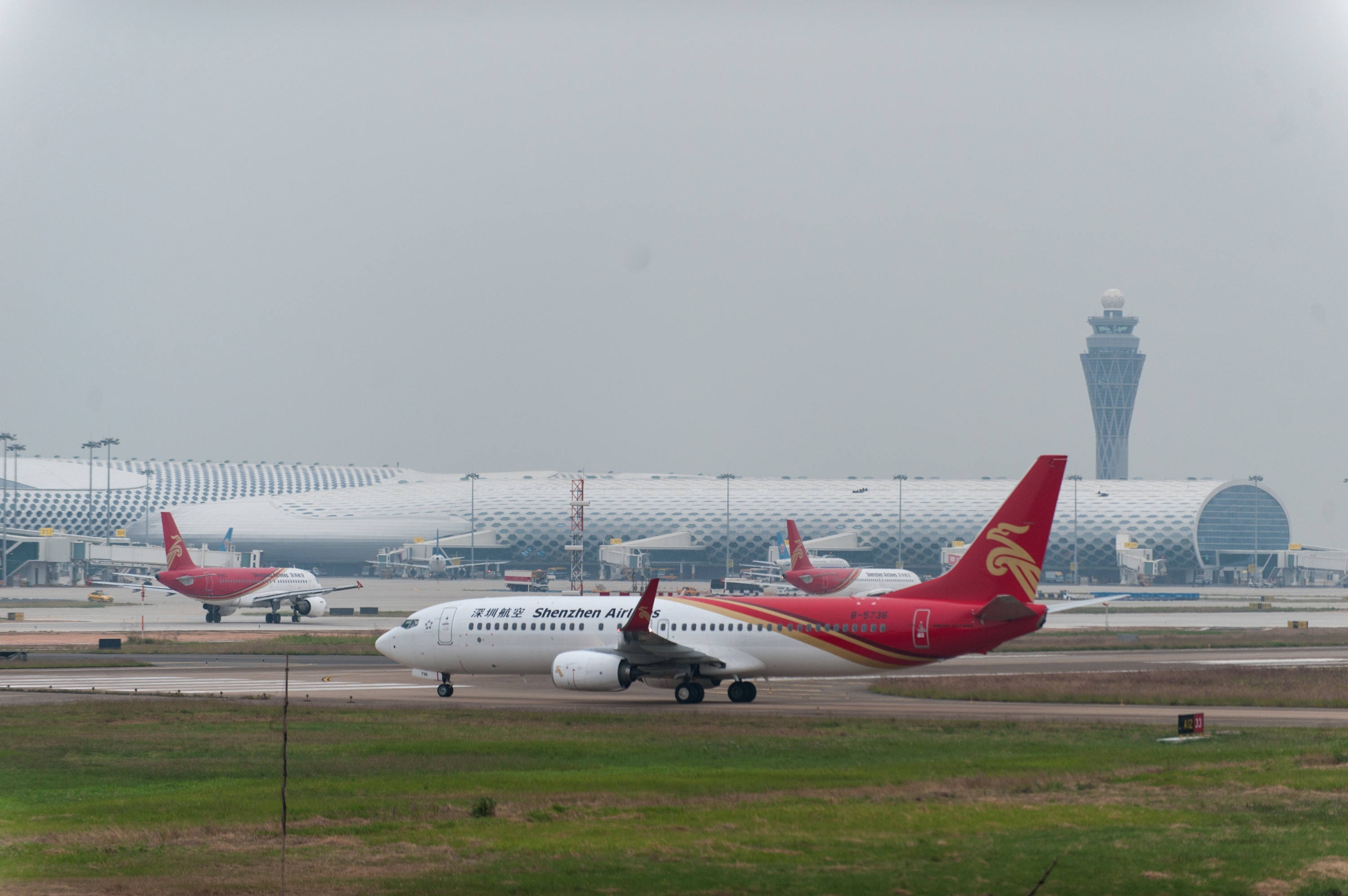 视频：这一抹红，燃爆了深圳机场！