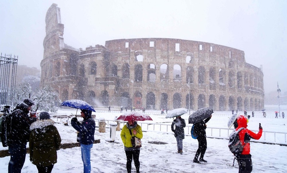 伊ローマで6年ぶり降雪 休校や交通機関の乱れ相次ぐ 写真10枚 国際ニュース Afpbb News