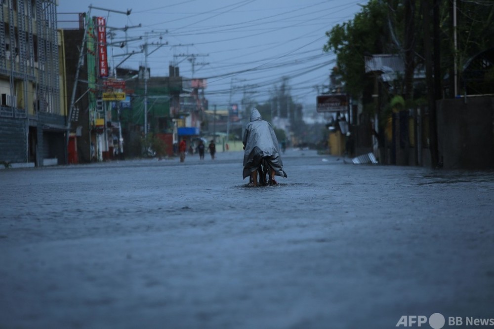 今年最強の台風19号、フィリピンに上陸 30万人超避難