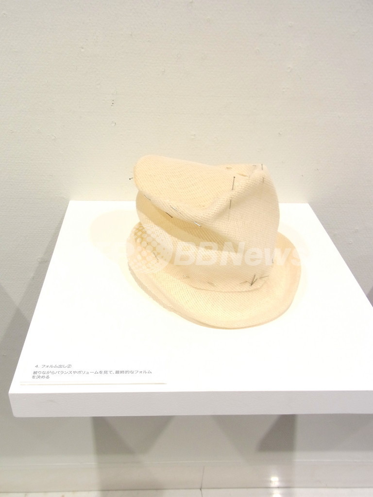 美品　平田暁夫　上品カジュアル　麦わら帽　M 送料込 平田暁夫 Akio Hirata やわらかな天然素材 ブレード 羽付