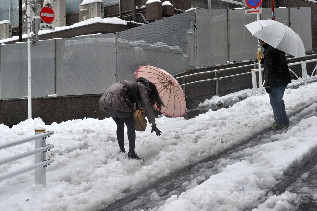 関東甲信地方などで大雪、車の立ち往生相次ぐ