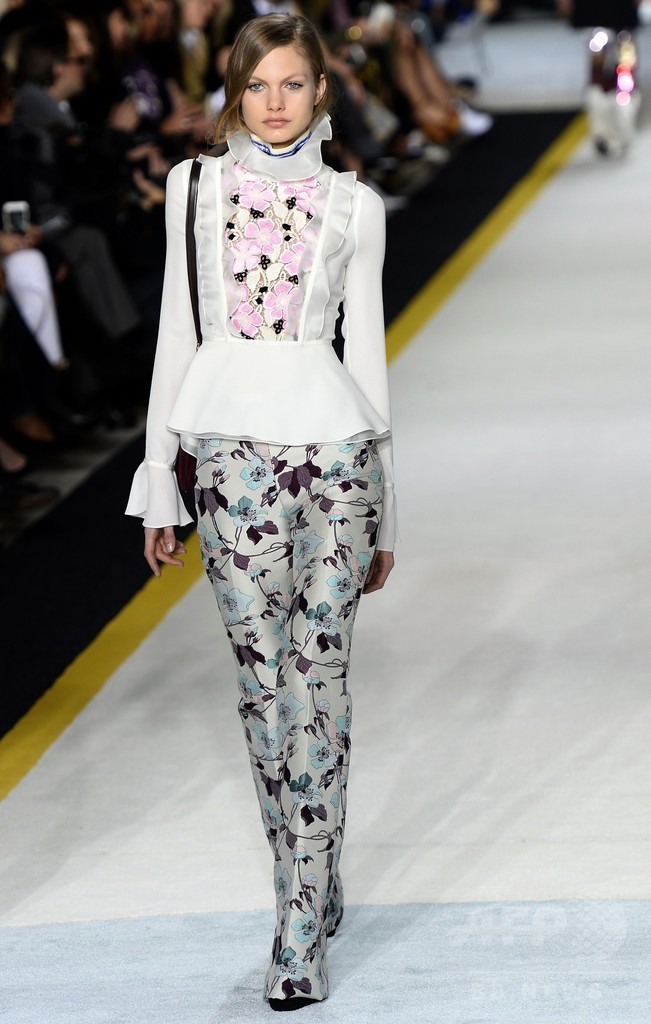 70年代のグラムロック要素を取り入れたパンツルック、「ジャンバティスタ・ヴァリ」15/16秋冬