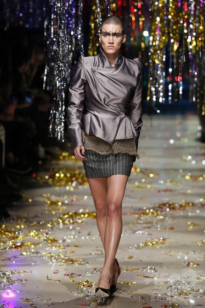 「ユニセックス」にまとう服、「ヴィヴィアン・ウエストウッド ゴールドレーベル」15/16秋冬