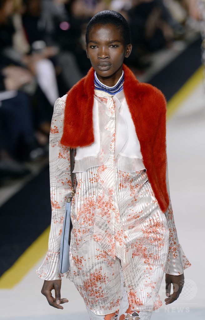 70年代のグラムロック要素を取り入れたパンツルック、「ジャンバティスタ・ヴァリ」15/16秋冬