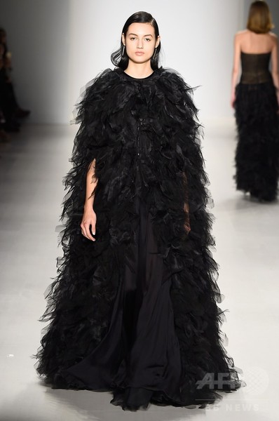 「飛ぶ美しさ」を表現、「タダシ ショージ」15/16年秋冬