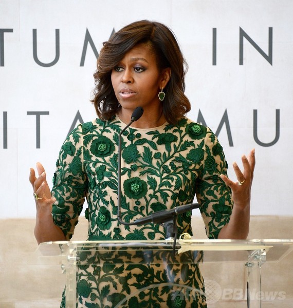 ミシェル夫人、米・美術館のテープカットセレモニーで着用したのは・・・