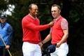 米国選抜と世界選抜による男子ゴルフの対抗戦、第13回プレジデンツ・カップ初日。ジャスティン・トーマス（右）と喜び合う米国選抜のタイガー・ウッズ（2019年12月12日撮影）。(c)William WEST / AFP