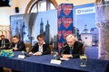 ポーランド・クラクフで記者会見に臨むショーン・ペンさん（中央、2022年3月23日撮影）。(c)Marek LASYK / various sources / AFP 