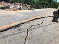 地震に見舞われたハイチ南西部レカイで、道路に入った亀裂（2021年8月15日撮影）。(c)Stanley LOUIS / AFP