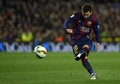14-15スペイン1部リーグ第28節、FCバルセロナ対レアル・マドリード。ボールを蹴るFCバルセロナのリオネル・メッシ（2015年3月22日撮影）。(c)AFP/LLUIS GENE