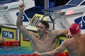 第19回世界水泳選手権、競泳男子200メートル背泳ぎ決勝。優勝を喜ぶ米国のライアン・マーフィー（左、2022年6月23日撮影）。(c)Attila KISBENEDEK / AFP