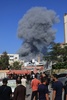 パレスチナ自治区ガザ地区南部ハンユニスで、イスラエル軍の爆撃を受け、立ち上る煙（2023年10月26日撮影）。(c)MAHMUD HAMS / AFP