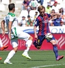 14-15スペイン1部リーグ第35節、FCバルセロナ対コルドバ。得点を決めるFCバルセロナのイヴァン・ラキティッチ（右、2015年5月2日撮影）。(c)AFP/CRISTINA QUICLER