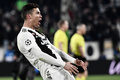 サッカー欧州チャンピオンズリーグ、決勝トーナメント1回戦第2戦、ユベントス対アトレティコ・マドリード。股間を強調するポーズを見せるユベントスのクリスティアーノ・ロナウド（2019年3月12日撮影）。(c)Marco BERTORELLO / AFP
