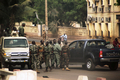 西アフリカ・マリの首都バマコ（Bamako）市街に集まる兵士（2012年3月21日撮影）。(c)AFP/HABIBOU KOUYATE