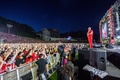 韓国ソウルの高麗大学校で行われたPSY（右）のライブコンサートの様子（2022年5月27日撮影）。(c)ANTHONY WALLACE / AFP