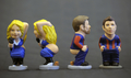 スペイン・カタルーニャ（Catalonia）地方のクリスマス恒例の排便人形「カガネル（Caganer、「排便」の意）が今年も製作された。FCバルセロナ（FC Barcelona）のジェラール・ピケ（Gerard Pique、右）と恋人で歌手のシャキーラ（Shakira）のカガネル（2011年11月8日撮影）。(c)AFP/LLUIS GENE