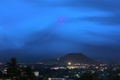 雲に覆われたマヨン山から噴出した赤い溶岩。フィリピン・マニラの南東にあるアルバイ州レガスピから撮影（2018年1月15日撮影）。(c)AFP PHOTO / Simvale SAYAT