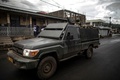 カメルーン南西州ブエアをパトロールする同国軍の車両（2018年10月3日撮影）。(c)MARCO LONGARI / AFP