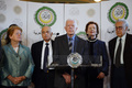 エジプト・カイロ（Cairo）のアラブ連盟（Arab League）本部でシリア問題をめぐる国連（UN）とアラブ連盟（Arab League）のラクダール・ブラヒミ（Lakhdar Brahimi）合同特別代表（右）らと記者会見するジミー・カーター（Jimmy Carter）元米大統領（中央、2012年10月24日撮影）。(c)AFP/KHALED DESOUKI