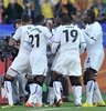 2010年サッカーW杯南アフリカ大会（%%2010 World Cup%%）1次リーグD組、ガーナ対オーストラリア。試合は1-1の引き分けに終わった。写真は前半25分にPKを決めてチームメイトと喜ぶガーナのアサモア・ギャン（%%Asamoah Gyan%%、左3）。（2010年6月19日撮影）(c)AFP/JUNG YEON-JE