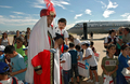 2008年1月5日、アルゼンチンのブエノスアイレス（Buenos Aires）の空港で、子どもを抱きかかえる三賢人の1人に扮した男性。（c）AFP/ARGENTINE AIR FORCE