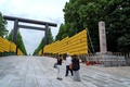 東京都千代田区にある靖国神社の石柱（右、2024年7月10日撮影）。(c)Kazuhiro NOGI / AFP
