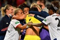 サッカーフランス杯女子決勝、オリンピック・リヨン対パリ・サンジェルマン。優勝を喜ぶオリンピック・リヨンの選手（2020年8月9日撮影）。(c)Philippe DESMAZES / AFP