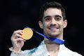 フィギュアスケート欧州選手権、男子シングル・フリースケーティング（FS）。優勝を飾り、金メダルを手にするハビエル・フェルナンデス（2019年1月26日撮影）。(c)Kirill KUDRYAVTSEV / AFP
