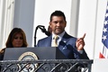 米ホワイトハウスを表敬訪問し、スピーチをするワシントン・ナショナルズのデーブ・マルティネス監督（2019年11月4日撮影）。(c)Nicholas Kamm / AFP