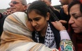 イスラエルで6週間にわたって収監され、パレスチナ自治区ヨルダン川西岸地区のトルカレムで釈放されたマラク・アルハティブさん（中央）と出迎えた親族（2015年2月13日撮影）。(c)AFP/JAAFAR ASHTIYEH