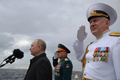 ロシアのウラジーミル・プーチン大統領（左）、セルゲイ・ショイグ国防相（中央）、ニコライ・エフメノフ海軍総司令官。サンクトペテルブルクで（2021年7月25日撮影、資料写真）。(c)Alexey NIKOLSKY / SPUTNIK / AFP