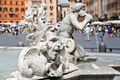 イタリア・ローマ（Rome）の観光名所ナボーナ広場（Piazza Navona）で、何者かに一部が破壊された「ムーア人の噴水（Fontaine du Maure）」（2011年9月3日撮影）。(c)AFP/ANDREAS SOLARO