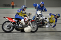 ドイツ南部カールスルーエ（Karlsruhe）で開催されたバイクと関連製品の国際展示会｢Faszination Motorrad（オートバイの魅惑）｣で行われた、バイクに乗ってサッカーをするスポーツ｢モトボール｣の選手権。(c)AFP/DDP/SASCHA SCHUERMANN