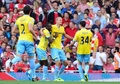 14-15イングランド・プレミアリーグ第1節、アーセナル（Arsenal）対クリスタルパレス（Crystal Palace）。ブレデ・ハンゲランド（Brede Hangeland）の先制点に歓喜するクリスタルパレスの選手（2014年8月16日撮影）。(c)AFP/CARL COURT