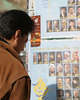 2008年3月9日、イランの首都テヘラン（Teheran）で、総選挙ポスターを見る男性。(c)AFP/ATTA KENARE