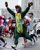 東京マラソン2015。仮装してレースに臨むランナー（2015年2月22日撮影）。(c)AFP/TOSHIFUMI KITAMURA