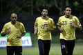 練習に臨むイラク代表GKアッバス・ヌーリ・サブリ（%%Noor Sabri Abbas%%、中央）。(c)AFP/AHMAD ZAMRONI