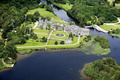 不動産仲介業者サビルズ（Savills)が公表した、アイルランド・アシュフォード城（Ashford Castle）の空撮写真（2012年10月31日提供）。(c)AFP